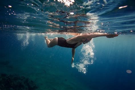 Is it safe to swim in the ocean at night? Discussing the risks and benefits